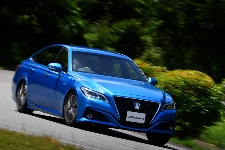 重心高は先代比で10mm下げられた。前後の重量配分は、2.5リッターのハイブリッドモデルの場合で50：50となっている。