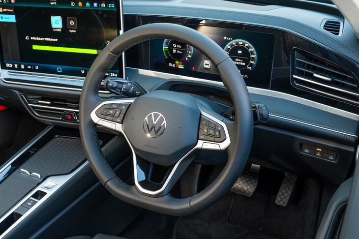 新型「パサート」の運転席まわり。10.25インチのデジタルメータークラスターが全車に装備されるほか、「エレガンス」「Rライン」にはヘッドアップディスプレイも搭載される。