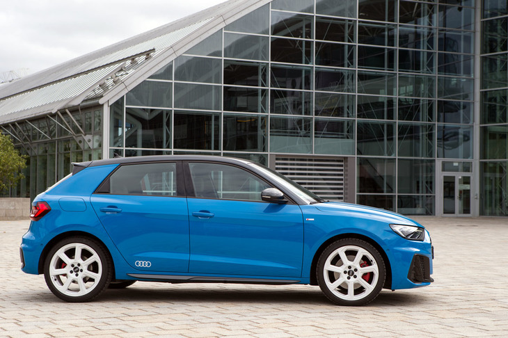 新型「A1スポーツバック」の外寸は全長×全幅×全高＝4029×1740×1433mm、
	ホイールベースは2563mm（欧州仕様）。従来モデルと比べると、全幅、全高はほぼそのままで、全長のみ大きく延長されている。