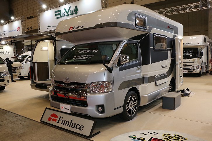 ファンルーチェ社製「パタゴニア」。「ハイエース」のボディーをカットする大がかりな架装を行うことで、より広いキャビンを実現。