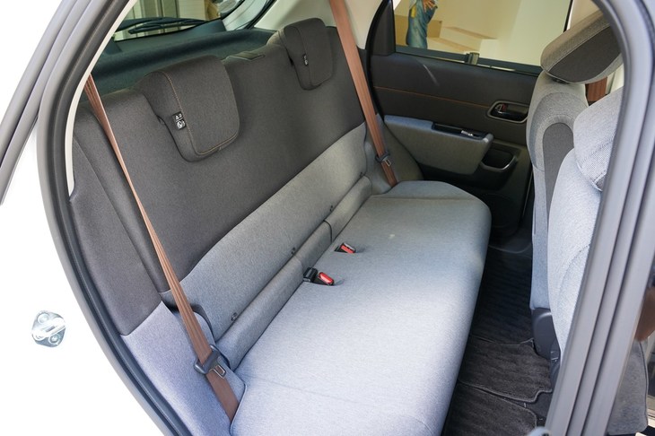 リアシートは2人掛け。座面はとても柔らかく、座るとかなり沈み込む。