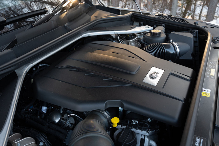 3リッターディーゼルターボの「D300」にPHEVの「P510e」と、豊富に用意されるパワートレインも「レンジローバー」の魅力。しかし、試乗車に搭載されていた4.4リッターV8ガソリンターボの「P530」は、生産が追い付かないことから「SV」グレードを除いて現在受注を停止している。