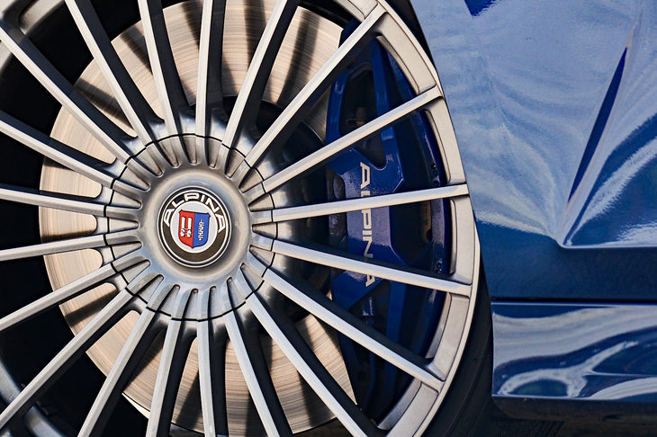 ブレーキは、前がφ395mmのディスクと4ピストン固定キャリパーの組み合わせ、後ろがφ345mmのディスクとフローティングキャリパーの組み合わせだ。