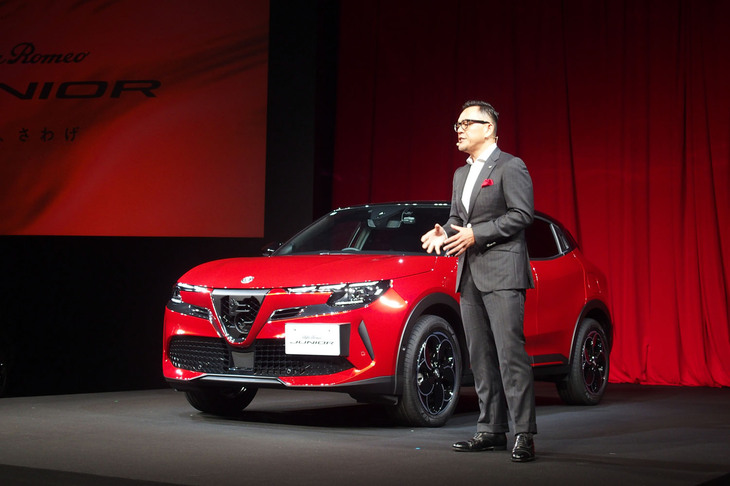 「アルファ・ロメオ・ジュニア」の発表イベントで車両を紹介したステランティス ジャパン アルファ・ロメオ事業部 事業部長の黒川進一氏。