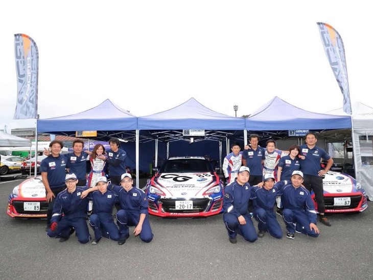 毎戦恒例の全体撮影！ “チームの仲良し感”がいつも以上に伝わる写真になりました！ 今大会は6人のディーラーメカニックさんと一緒に頑張りました。ほとんどの方がサーキットに来るのもレースを見るのも初めて！ ということで、少し緊張気味でした。