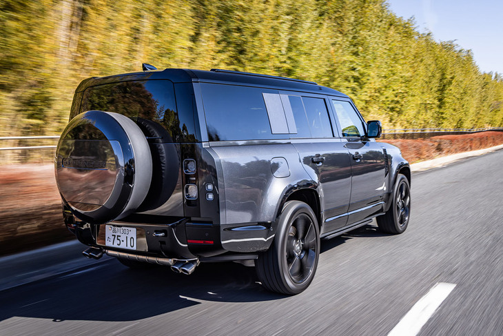 エアサスペンションのセッティングとしっかりとしたモノコックボディーが、信頼感あるハンドリングと快適な乗り心地を両立させている。オンロードでは、ラグジュアリーSUVといっていいほどの走りが味わえる。