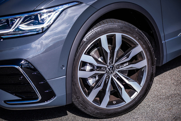 20インチの「5本ダブルスポーク」ホイールは、255/40R20サイズのタイヤとともに「DCCパッケージ」に含まれるオプション。今回の試乗車は「コンチネンタル・コンチスポーツコンタクト5」タイヤを組み合わせていた。