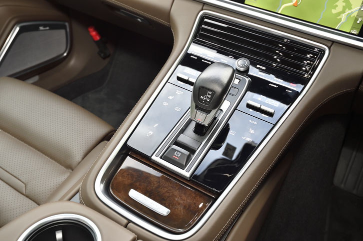 デュアルクラッチ式ATの「PDK」は、従来型から1段増えて8段となった。必要に応じてコースティングすることで燃費向上に寄与する。