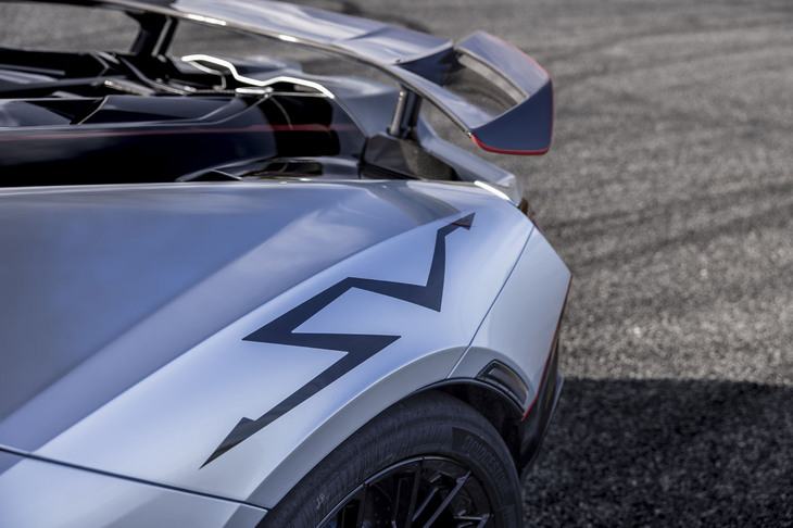 SVは「Super Veloce（スーパーヴェローチェ）」を意味し、究極の高性能モデルであることを示す。「レヴエルトSV」のリアフェンダー上には、そのロゴが誇らしげに添えられている。