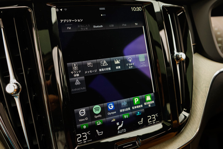 縦型9インチのタッチスクリーン式センターディスプレイでは、ナビゲーションのほか、電話、車両設定、オーディオ、シートコントロールなどがスマートフォン感覚で操作できる。