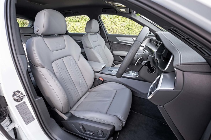 最大6人とゲスト1人の、合計7人分の個人設定プロフィールを保存可能。シートポジションや空調設定、ナビゲーションの目的地、好みのメディアなど約400項目が設定できる。キーシグナルを使用してユーザーを判別、登録されたプロフィールを自動で呼び出せるのも特徴だ。