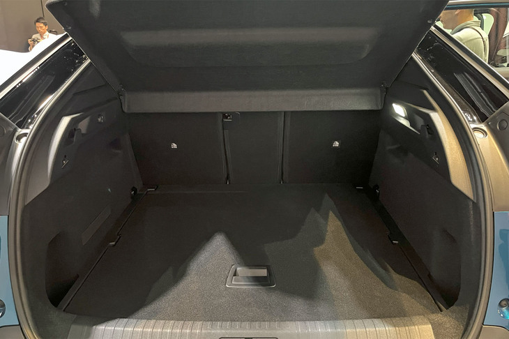 「3008」の荷室。床面は2段階の調整式となっている。