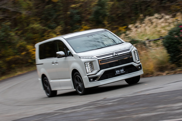 続いてはエアロパーツの装着によって洗練されたモダンなイメージを表現したという「アーバンギア」でオンロードコースに繰り出す。