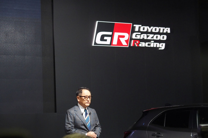 TOYOTA GAZOO RacingおよびLEXUSのブースにおいて、「モリゾウから新年のご挨拶（あいさつ）」と題し、開催されたプレスカンファレンスの様子。モリゾウことトヨタ自動車の豊田章男会長が登壇した。