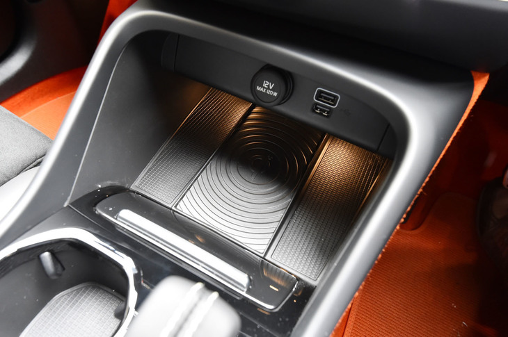 センターコンソールの小物入れスペースには、非接触型のスマホ充電機能も用意される（モデルによりオプションまたは標準装備）。