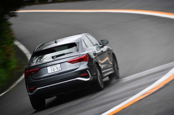 今回は260kmほどの道のりを試乗。燃費は満タン法で12.3km/リッター、車載の燃費計で11.6km/リッターを記録した。ディーゼル車の燃料タンク容量は63リッターで、ガソリンエンジン車「Q3スポーツバック35 TFSI」の60リッターよりも3リッター多くなっている。