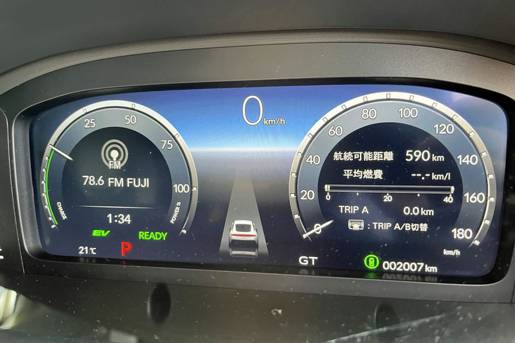 ドライブモードは「SPORT」「GT」「COMFORT」「INDIVIDUAL」の4種類を用意。選択したモードによって、メーター内のデザインも変更される。写真はデフォルトとなるGTモードを選択した様子。