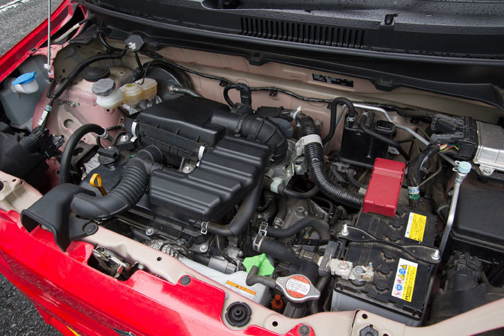 「アルト」に搭載される「R06A」型0.66リッター直3エンジン。最高出力は52ps、最大トルクは63Nmと、ともに「ミラ イース」を上回っている。