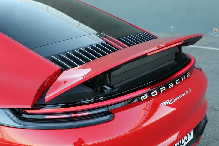 リアスポイラーが上がるとと、後方からハイマウントストップランプが見づらくなるため、スポイラー内側にもう1つハイマウントストップランプを装備する。