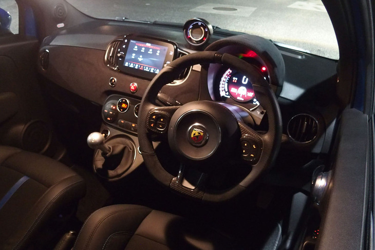 メーターフードやダッシュボードにアルカンターラが用いられるインテリア。グローブボックスの上部に「131アバルト ラリー」をモチーフとした線画とロゴが入っている。