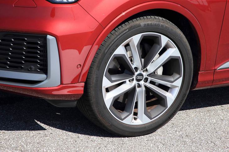 標準仕様のタイヤサイズは「55 TFSIクワトロ」が255/55R19。「55 TFSIクワトロSライン」が285/45R20。テスト車にはオプションの21インチホイールと285/40R21サイズのタイヤが装着されていた。