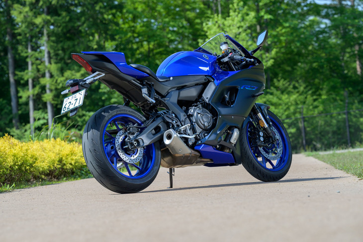 車両重量は188kgと、同クラスのライバルと比べて軽量。車幅は705mmと250ccクラスの「YZF-R25」より細身で、アルミ製のアンダーカウルもスリムさを追求したものとなっている。