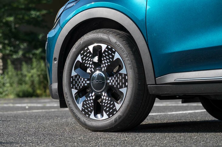 これも「ラプリマ」専用装備となる、ダイヤモンドカットの18インチアルミホイールと215/55R18サイズのタイヤ。ベースグレードは16インチスチールホイールと215/65R16サイズのタイヤの組み合わせとなる。