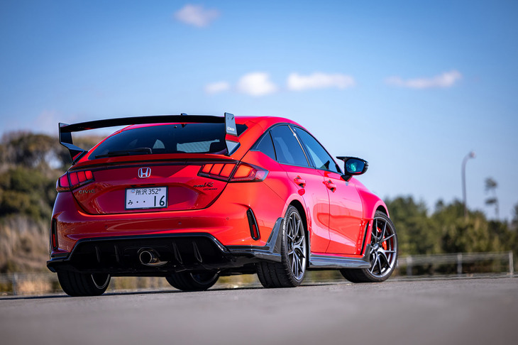 非点灯時は表面色がレッドでコーディネートされる無限ロゴ入りの「LEDテールライト」は、車両の雰囲気を大きく変えるアイテムとして人気があるという。主翼がGFRP製となるリアウイングは44万円。