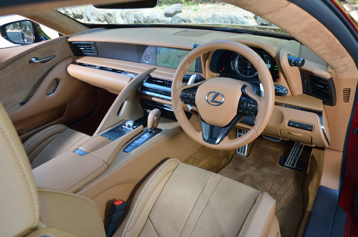 コックピットは、運転時の操作性のみならず、ドライビングの所作が美しく見えることを念頭にデザインされた。