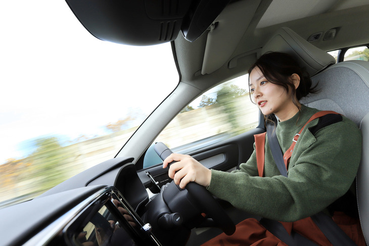 生田さんいわく、タクシーも12～3月にはスタッドレスタイヤを使用するのが通例とのこと。「会社には広いタイヤ置き場があるんですよ。普段は無駄なスペースと化しているんですけど、仕方ないんですよね」。