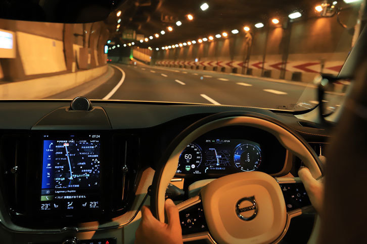 車線の中央を維持して走れるように支援するパイロットアシストは、新型「XC60」全車に標準装備される。