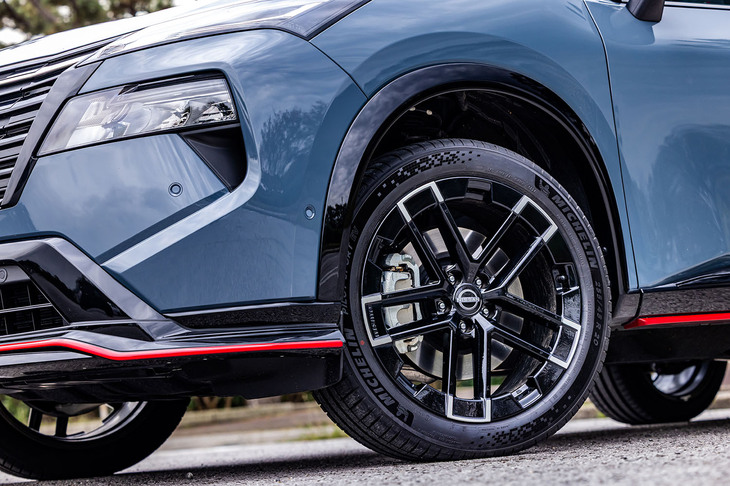 10本スポークデザインのNISMO専用エンケイ製20インチアルミホイールを標準で装備。タイヤは専用開発された255/45R20サイズの「ミシュラン・パイロットスポーツEV」が組み合わされる。