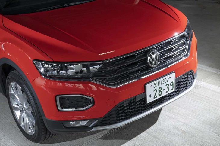 フロントマスクでは左右のヘッドランプをラジエーターグリルで結ぶことでワイド感を表現。メインランプの下にあるアイロンのような形の部分はデイタイムランニングライトだ。