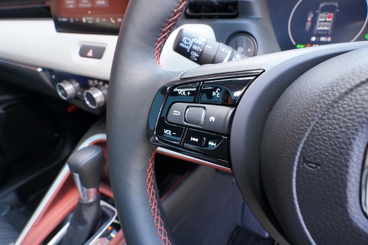 ホンダ・ヴェゼルe：HEV PLaY（左のステアリングスイッチ）