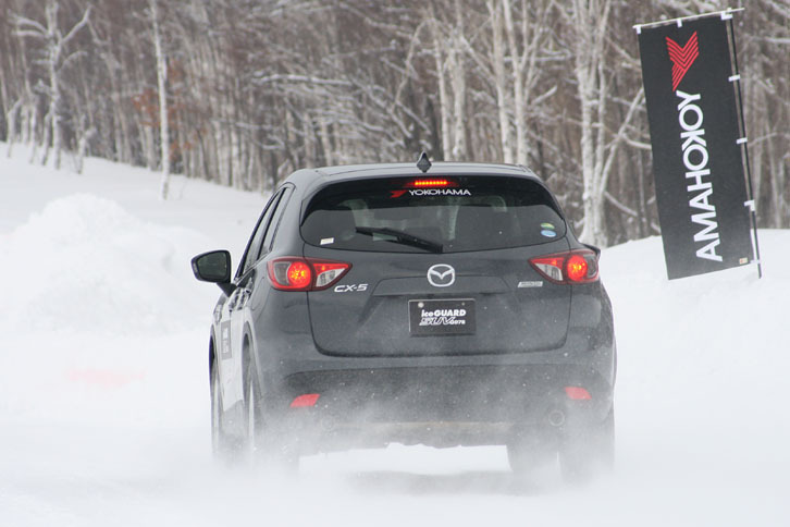 雪上ハンドリングコースを行く「マツダCX-5」。