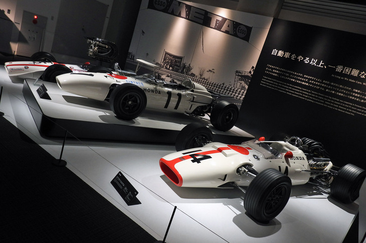 写真中央が「RA272」（1965年）、右手前が「RA300」（1967年）、左奥が「RA301」（1968年）。