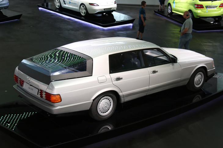 メルセデス・ベンツによる1981年のコンセプトカー「Auto2000」にも“サッコプレート”が見られる。