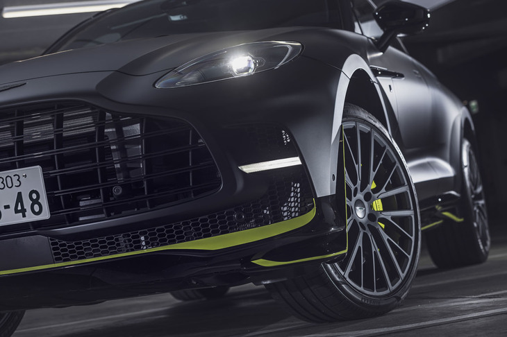 アストンマーティンDBX707ミッドナイト ポディウムエディション