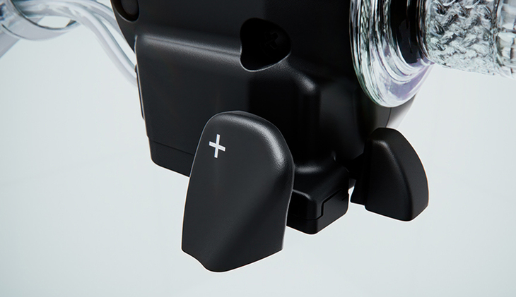 「Y-AMT」搭載車では、ハンドルバーの左側スイッチボックスに備わるシフトレバーで変速を行う。ヤマハによれば、変速に要する時間は0.1秒。