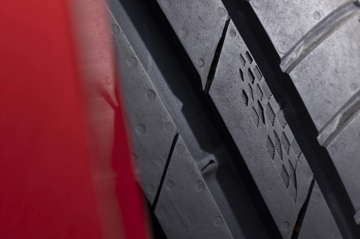 チェッカードフラッグパターンはトレッド面にも。シリーズのフラッグシップ「エクスタPS91」と同系統のタイヤであるという証しだ。