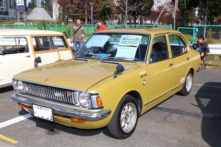1972年式（昭和47年式）「トヨタ・カローラセダン デラックス」。初代はときどき見かけるが、2代目は珍しい。当時、作られたCMソングのレコードも展示されていたが、そのタイトルは、なんと『ちょっとうれしいカローラ』。何ともストレート……。