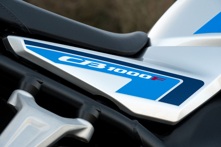 2025年10月に発表された「ホンダCB1000F」。往年の「CB750F」（1979年）に着想を得たというスタイルに、モダンな機能・装備とリッタークラスの4気筒エンジンを搭載した、大型のロードスポーツモデルだ。