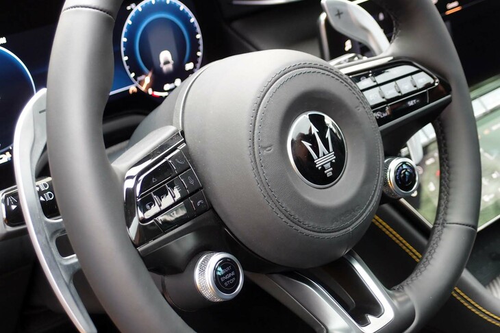 マセラティ・グレカーレ（ステアリングホイール）