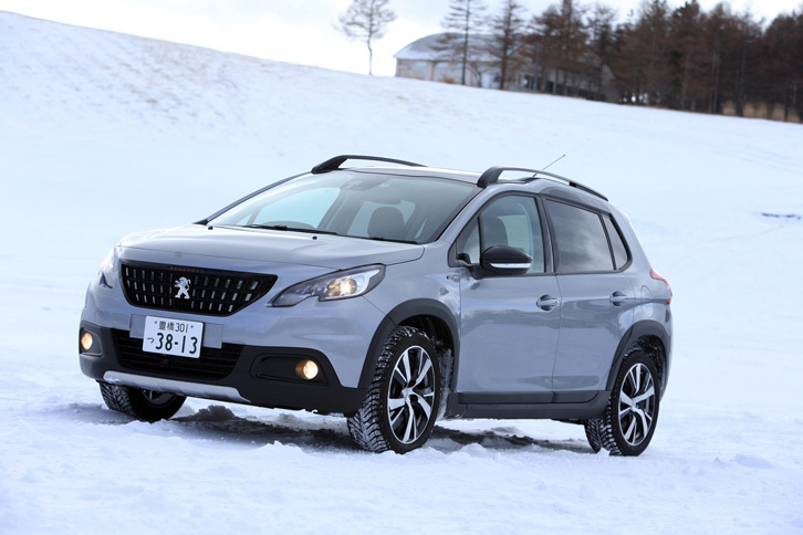 霧ヶ峰スキー場の駐車場でひと休憩。ゆるやかな傾斜の多い霧ヶ峰は、冬はウィンタースポーツで、その他の季節はキャンプや山歩き、グライダーなどでにぎわう。