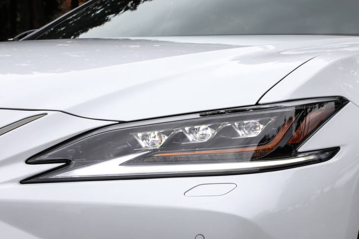 レクサスを示すL字型のクリアランスランプ（ホワイト）とターンシグナルランプ（オレンジ）をワンユニットに収めた3眼フルLEDライトを採用する。