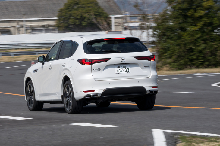 「CX-60 PHEV」は純エンジン車のようなドライブフィールが持ち味。モーターによる加速を誇示するようなことはなく、アクセルを踏めば踏んだぶんだけ進むニュートラルなしつけが特徴だ。