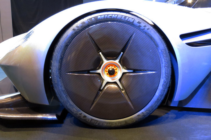 アストンマーティン・ヴァルキリー（フロントタイヤ）