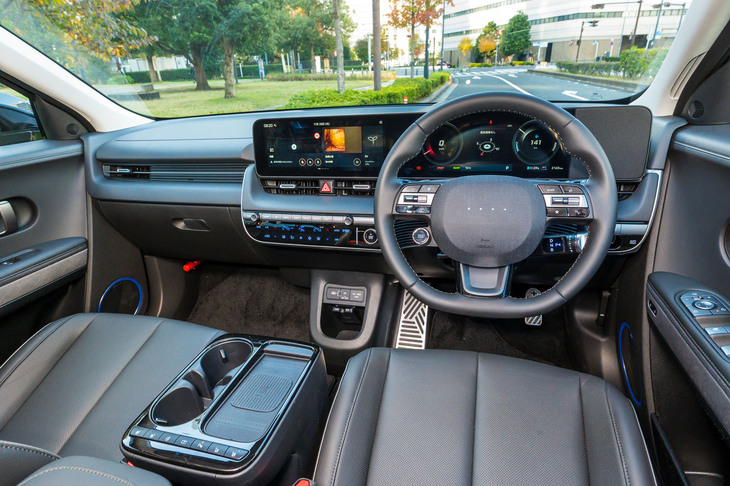 ダッシュボードの眺めはこれまでと変わらない。「Apple CarPlay」と「Android Auto」のワイヤレス接続に対応した。