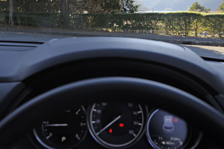 新型では、アクティブ・ドライビング・ディスプレイがフロントウィンドウ投影タイプに変更された。