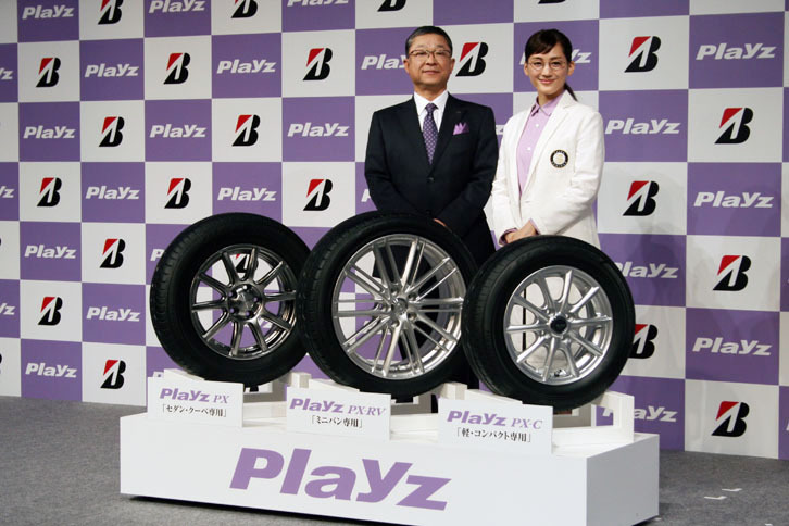 ブリヂストン執行役員の真鍋利明氏（左）と綾瀬はるかさん（右）。